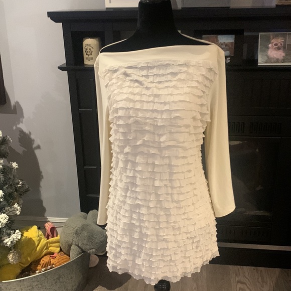 Beautiful blouse with stunning detail.  Wonderful flare sleeves and a boat neck - Picture 4 of 4